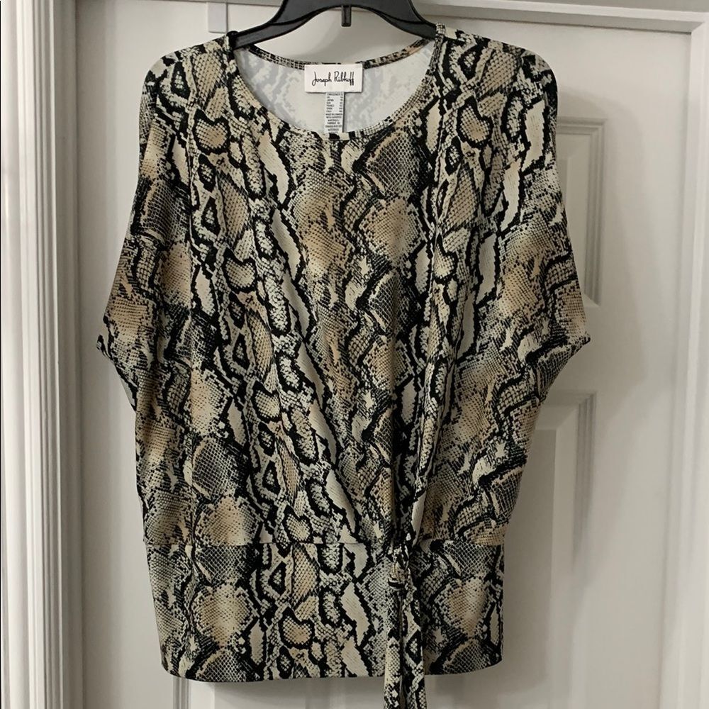 Joseph Ribkoff Sz 12 Black and Tan Relaxed 3/4 Sleeve Blouse. Very stretchy